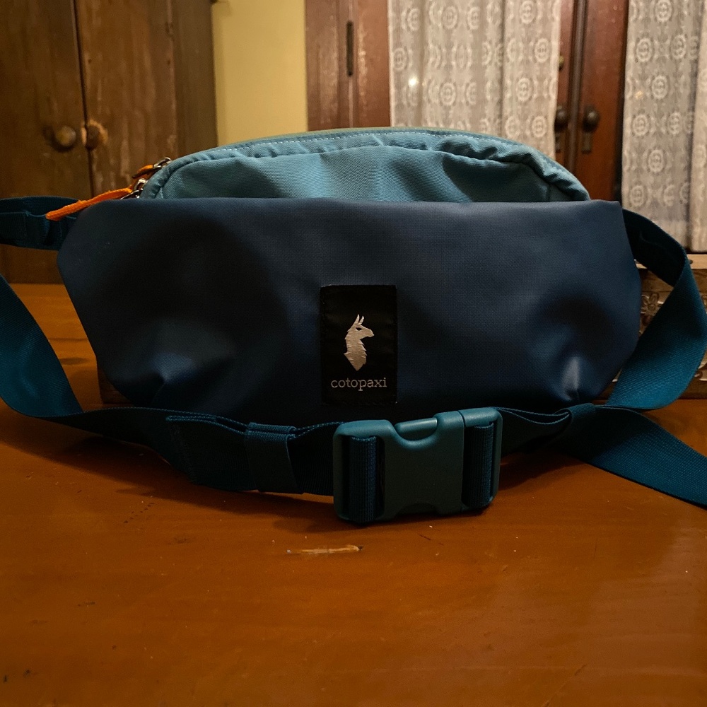Cotopaxi 2L hip pack cada dia